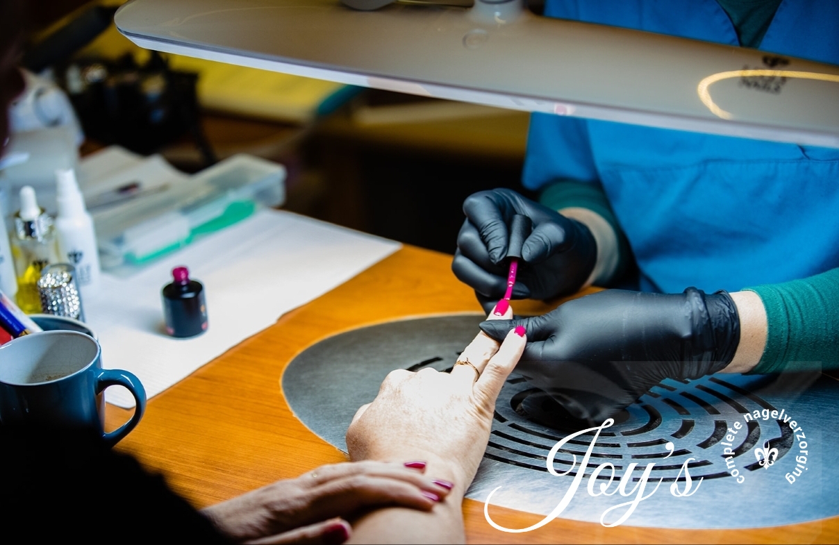 Joyce werkt aan de nagels van een klant in haar salon in Heijen