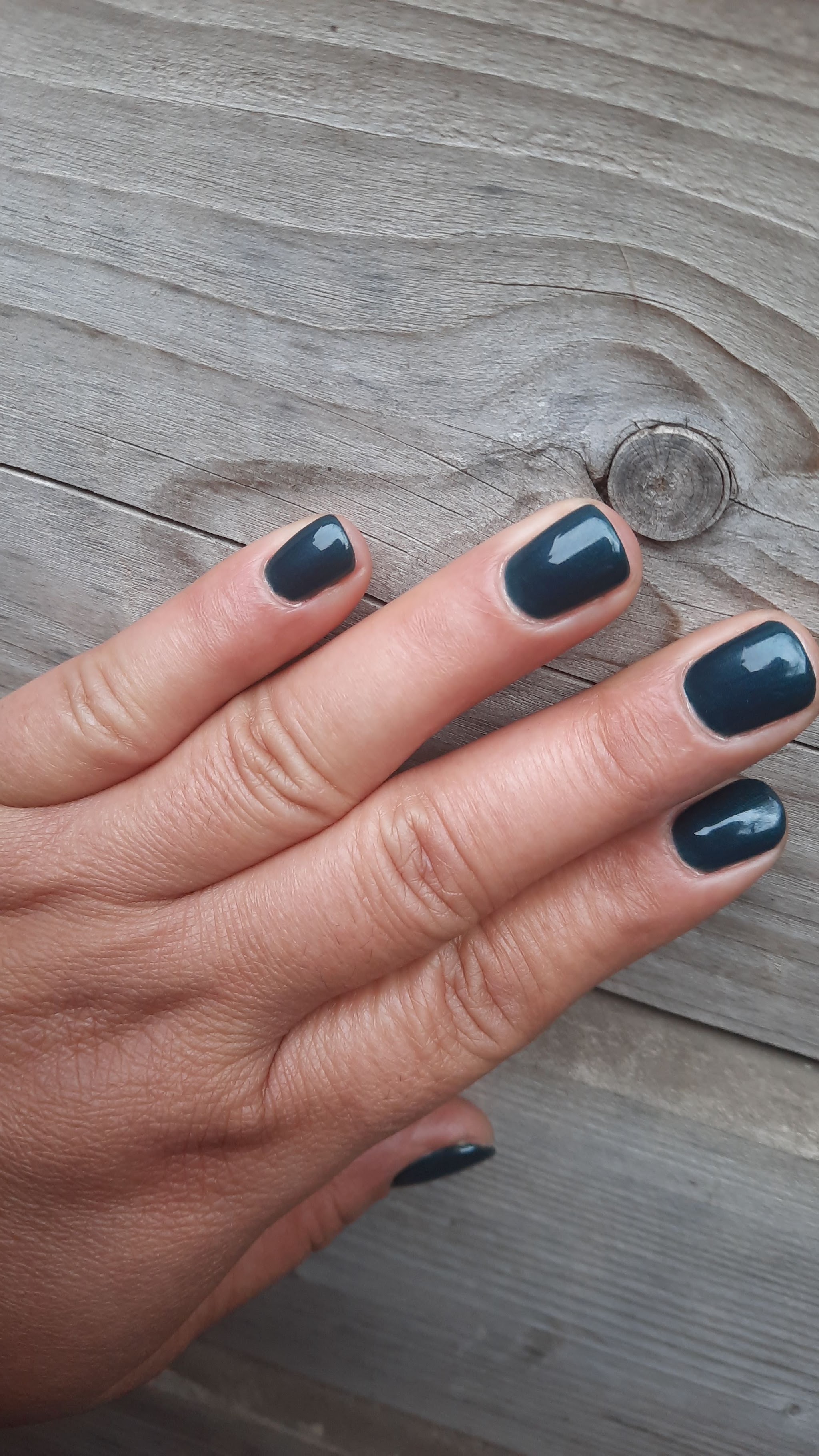 Petrolblauwe gellac, een van de ruim honderdvijftig kleuren in de salon