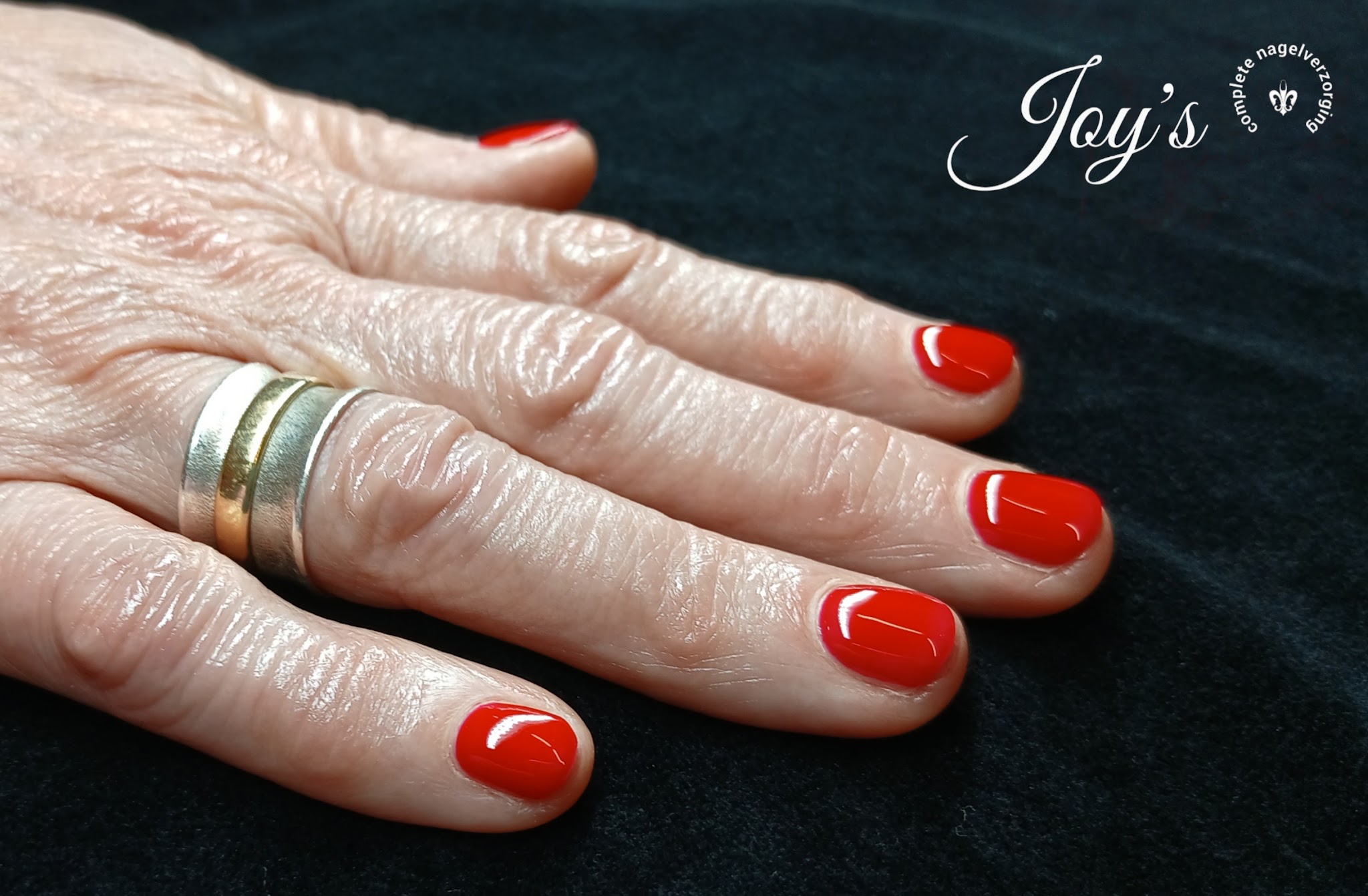 Klassiek helderrode gellac op korte ovale nagels