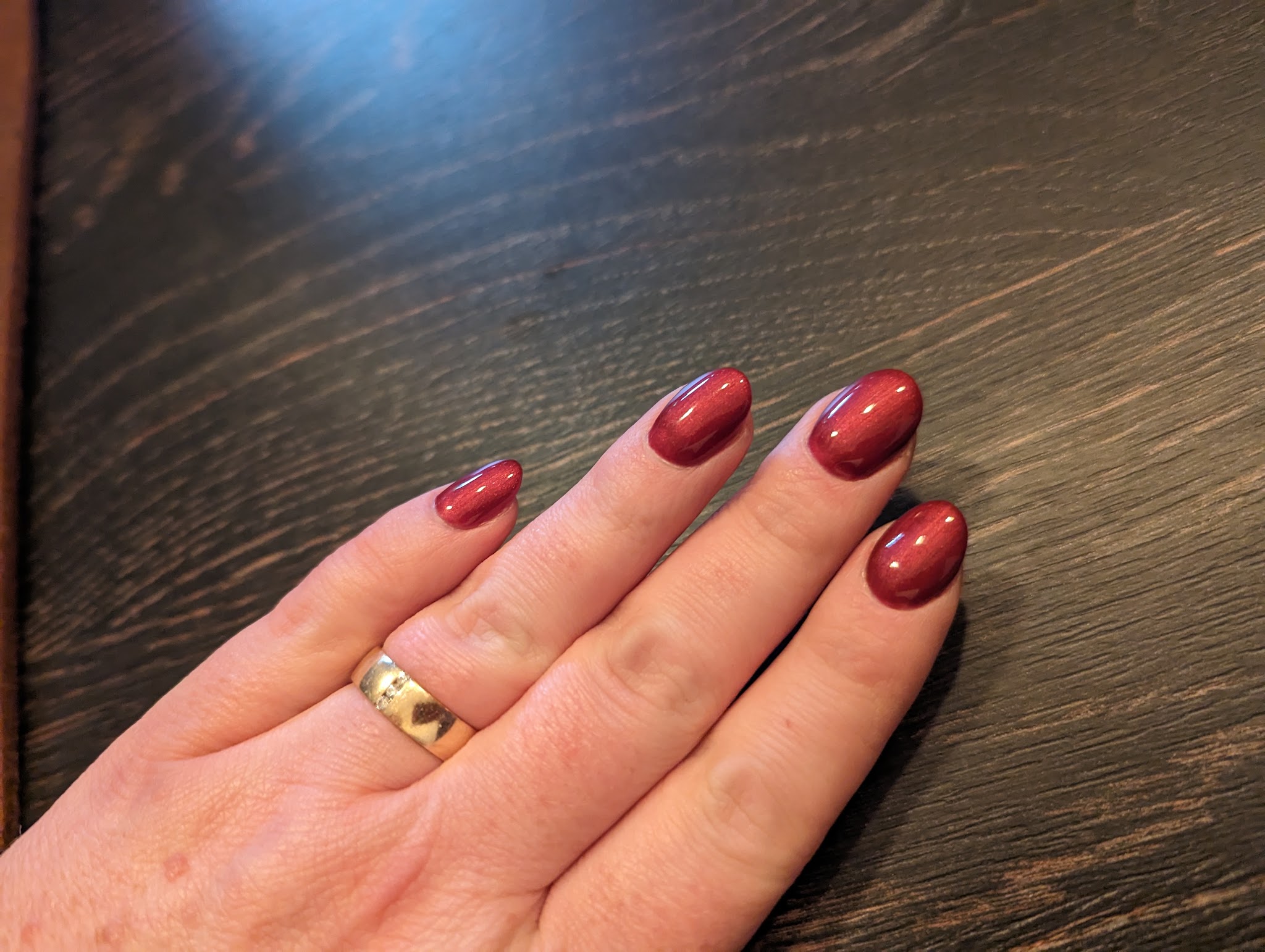 Diepe roodbruine gellac met schittering